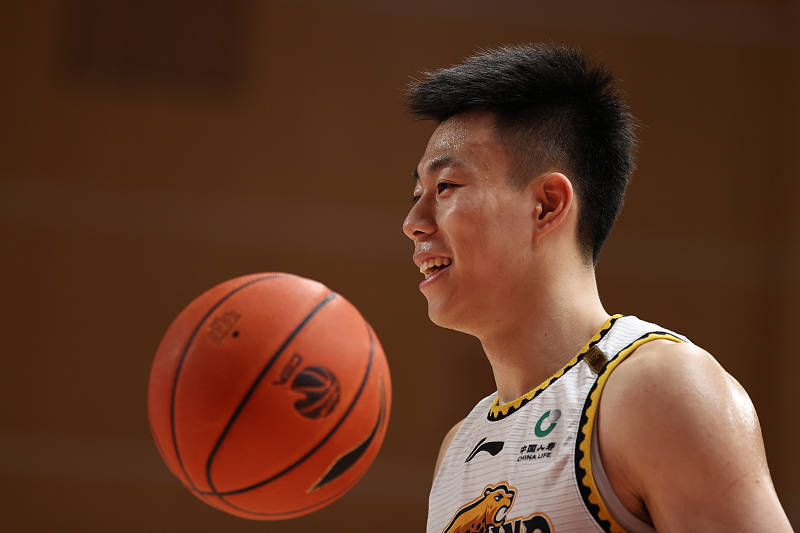 ayx-关键时刻体能课后，里昂篮板制胜备战德国杯，赛场秩序良好，更衣室氛围转暖(体育老师喊口令技巧)